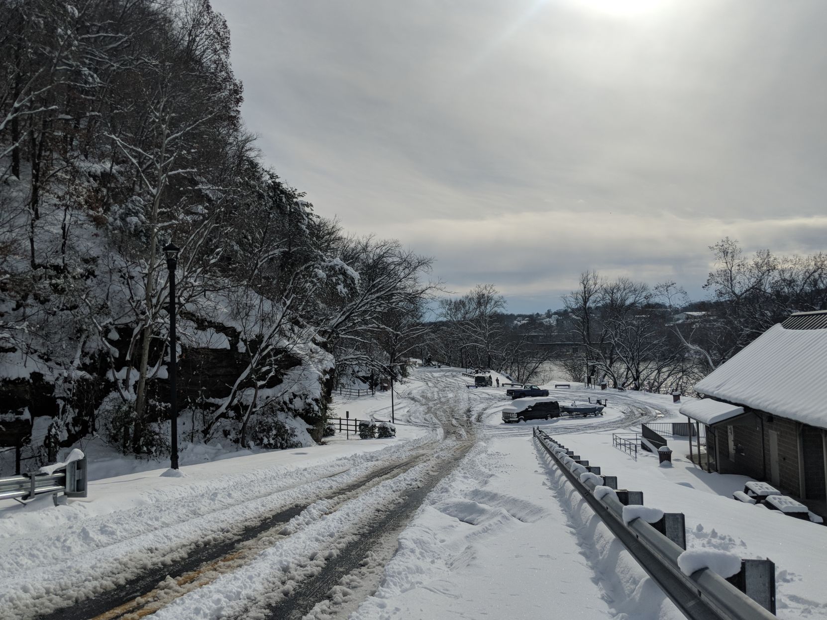 2018-12-10 Snow - Vehicles parked at Riveredge